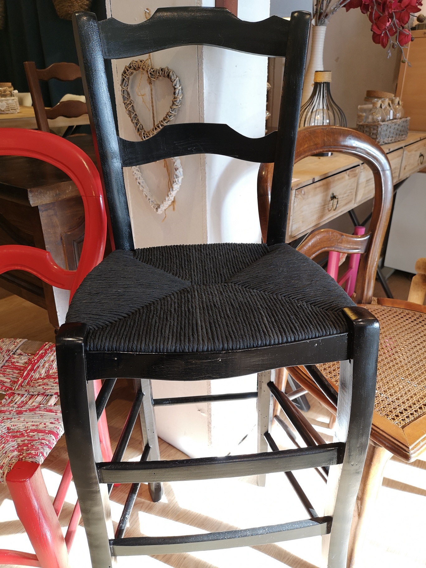 paille-noir-toron-nimes-chaise.jpg